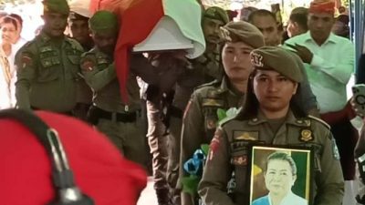 Duka Dan Haru Warnai Prosesi Pemakaman Almarhumah  Jois A.M Duan Warnai Prosesi Pemakaman