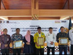 Dua Pelaku Usaha Terima Piagam Pusat Perbelanjaan Berbasis Kekayaan Intelektual