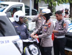 Sambut HUT RI ke-80, Satlantas Polres Ternate Bagikan Bendera Merah Putih