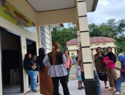 Emak-emak di Halteng Geruduk Kantor Polisi Tuntut Pengembalian Uang Arisan yang Diduga Libatkan Istri Oknum Polisi