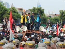 Gelar Aksi Unjuk Rasa, Ratusan Kader HMI Cabang Ternate Tuntut Bubarkan DPR RI dan Polri