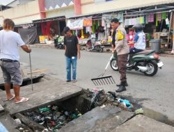 Peduli Lingkungan, Bhabinkamtibmas Polres Ternate Bersama Warga Gelar Aksi Bersih-Bersih