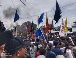 Puluhan Massa Aksi Dipukul saat Demo di Kantor DPRD Kota Terrnate