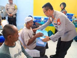 Dipimpin Kapolda Maluku Utara Ditlantas Polda Bagikan Ratusan Paket Sembako di 7 Desa di Sofifi 