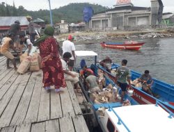 Warga Saketa Halsel Gotong Royong Angkat Material Pembangunan Masjid Al-Munawwarah