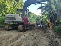 Jalan Saketa–Balitata di Halsel Kembali Diperbaiki Gunakan Dana dan Alat Pribadi