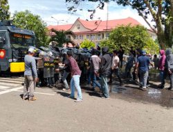Dalam Rangka Simulasi Sispam Mako, Personel Polda Maluku Utara Bubarkan Ratusan Massa Aksi