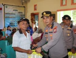 Kapolres Halmahera Timur Pimpin Penyaluran Paket Sembako dan Pelayanan Kesehatan Gratis