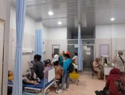 Diduga Keracunan  Menu MBG, Puluhan Siswa SDN 65 Kota Ternate Dilarikan ke Rumah Sakit
