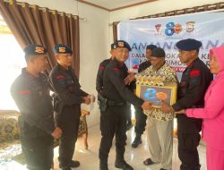 Lansia Hingga Pedagang Kaki Lima Dapat Santunan Uang Dari Brimob Polda Maluku Utara