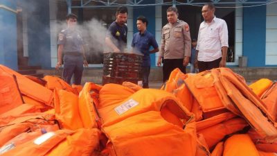 770 Life Jacket dan 12 APAR di Pelabuhan Mangga Dua Ternate Dimusnahkan Jelang Nataru 2025
