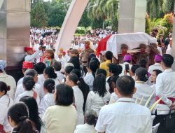Upacara Penghormatan Jenazah Mantan Bupati Dua Periode, Tokoh Pembangunan Halmahera Utara Dihadiri Ribuan Pelayat