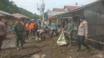 Respon Cepat Prajurit Jajaran Korem 152/ Baabullah Ternate Bantu Masyarakat Terdampak Banjir di Halbar