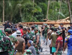 Tim Gabungan Mulai Bersihkan Desa Doitia Pasca Banjir