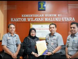 Kakanwil Kemenkum Malut Serahkan Surat Pencatatan Ciptaan Alat Tenun Ngale Gahi Puta