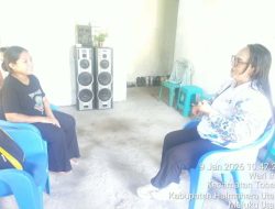 Petugas Penyuluh KB Sance Kayeli Lakukan Konseling Informasi dan Edukasi kepada Warga di Desa Wari Ino Halut