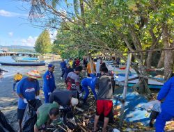 Dirpolairud Polda Malut Bersama Nelayan Gelar Sapu Bersih Sampah Laut di Morotai