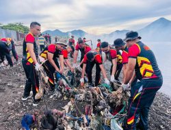 Satbrimob Polda Malut Gelar Gerakan ASRI  di Pantai Kalumata  Ternate