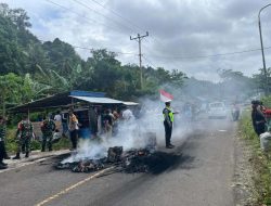 Personel Polresta Tidore Amankan Aksi Unjuk Rasa Warga Desak Copot Kades Gita Raja