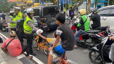 Satlantas Polres Ternate Gelar Polantas Menyapa dan Berbagi Takjil