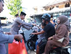 Dipimpin Wakapolres, Ratusan Paket Takjil Dibagikan Polres Ternate kepada Masyarakat