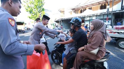 Dipimpin Wakapolres, Ratusan Paket Takjil Dibagikan Polres Ternate kepada Masyarakat