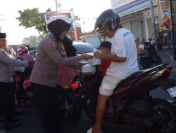 Polsek Ternate Selatan Bersama Bhayangkari Bagi- bagi Takjil kepada Pengendara