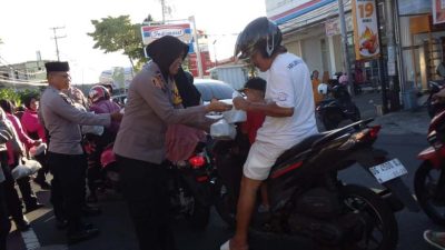 Polsek Ternate Selatan Bersama Bhayangkari Bagi- bagi Takjil kepada Pengendara