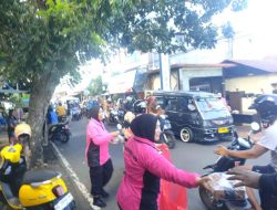 Polsek Ternate Utara Bersama Bhayangkari Bagikan Takjil kepada Pengendara