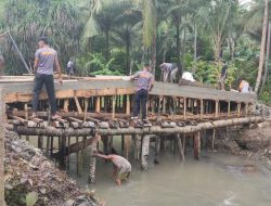 Dari Jembatan Hanyut ke Jembatan Harapan: Brimob Polda Malut Bangun Akses di Halut