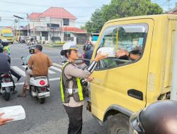 Ditlantas Polda Malut Gelar Polisi Menyapa dengan Berbagi Takjil