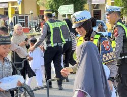Satlantas Polres Halteng Berbagi Takjil kepada Masyarakat 