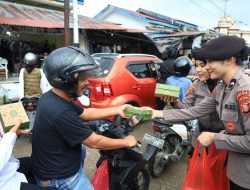 Polwan Polda Malut Berbagi Takjil kepada Warga di Pasar Galala Sofifi 