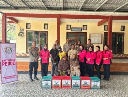 Polres Halteng Salurkan Bantuan untuk Warakawuri, Lansia dan Personel Ops Ketupat 