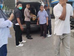 Personel Ops Ketupat Kie Raha Bantu Proses Pengantaran Jenazah Warga