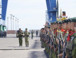 Danrem 152/Baabullah Pimpin Upacara Penerimaan Satgas Mobile RI–PNG Yonif 732/Banau