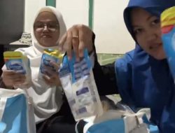 Momen Warga Unboxing Bingkisan dari Open House Prabowo, Ada Sekaleng Biskuit, Tumbler, hingga Sembako
