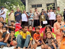 Wakapolda Malut Dampingi Penyaluran Bansos bagi Masyarakat Togutil di Desa Koli