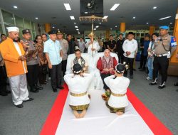Tiba di Ternate, Kapolda Baru Maluku Utara Disambut Adat Joko Kaha. 