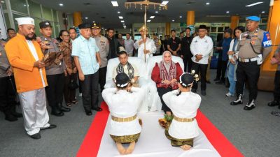 Tiba di Ternate, Kapolda Baru Maluku Utara Disambut Adat Joko Kaha. 