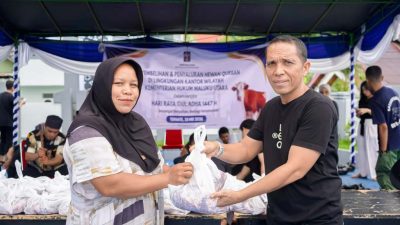 Momentum Idul Adha, Kemenkum Malut Sembelih dan Bagikan Hewan Kurban kepada Warga