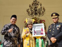 HUT Sula Ke-23 Tahun, Bupati Fifian Terima Buku Siskamling Jaga Sula Dari Tim Perumus