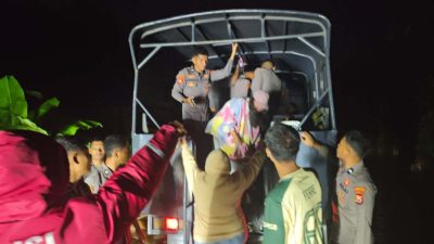 Polres Halteng Bantu Evakuasi Warga Terdampak Banjir
