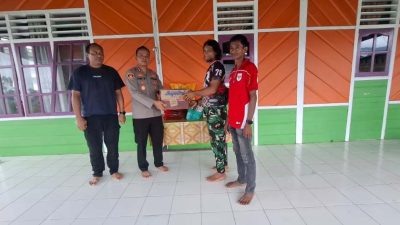 Silaturahmi dengan Suku Togutil di Weda Tengah, Kapolres Halteng Berikan Bantuan