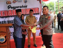 Kapolda Maluku Utara Serahkan Kunci Bedah Rumah untuk Warga Ternate dan Tidore