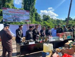 Polres Halteng Musnahkan 1.250 Liter Cap Tikus dan 1.198 Slop Rokok Ilegal di HUT Bhayangkara ke-80
