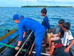 Sat Polairud Polres Halut Selamatkan Empat Orang Anak Korban Perahu Terbalik di Tobelo