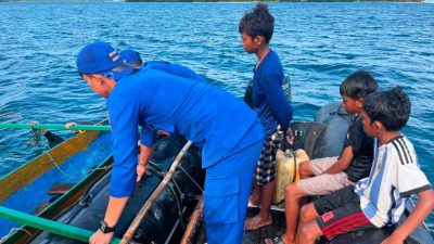 Sat Polairud Polres Halut Selamatkan Empat Orang Anak Korban Perahu Terbalik di Tobelo