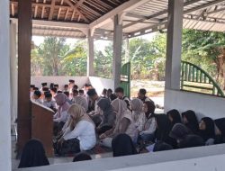 Mahasiswa KKN UIN Walisongo bersama Siswa SDN Mojodemak 3 Ziarahi Makam Pendiri Desa