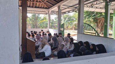 Mahasiswa KKN UIN Walisongo bersama Siswa SDN Mojodemak 3 Ziarahi Makam Pendiri Desa